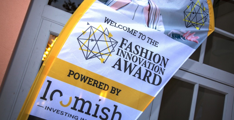 Foto: Fahne des Fashion Innovation Awards; copyright: Loomish...