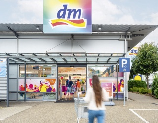 Foto: TikTok‑Reichweite im Regal: dm startet mit SHEGLAM...