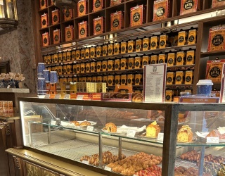 Foto: Store Design: Gold, Glanz und Geschmack im Bacha Coffee in Paris...