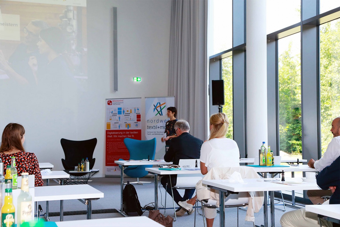 Konferenzraum, in dem eine Frau einen Vortrag hält...